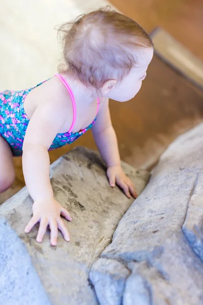 Baby flicka på inomhuspool — Stockfoto