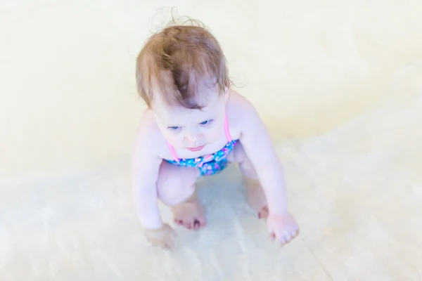 Babymeisje op Zwembad binnen — Stockfoto