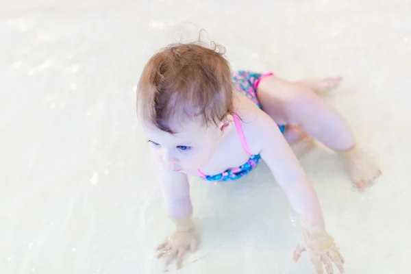 Baby flicka på inomhuspool — Stockfoto