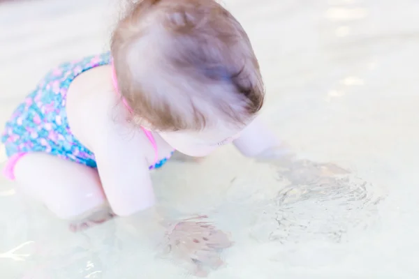 Дитяча дівчинка в критому басейні — стокове фото