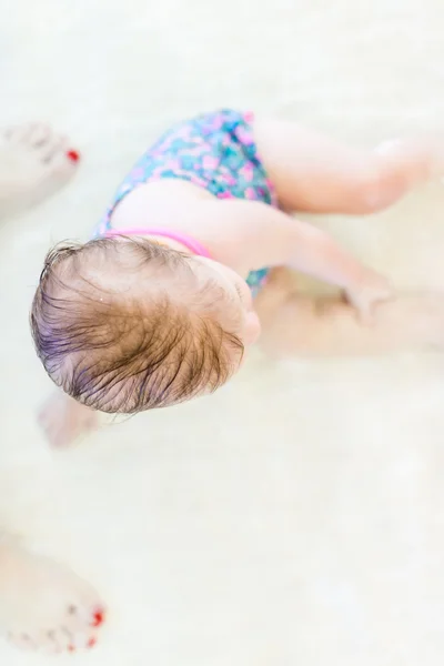 Baby flicka på inomhuspool — Stockfoto