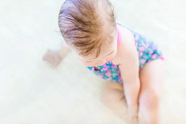 Baby flicka på inomhuspool — Stockfoto
