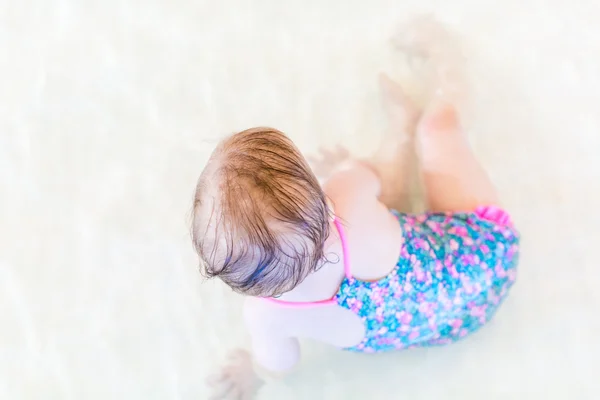 Baby flicka på inomhuspool — Stockfoto