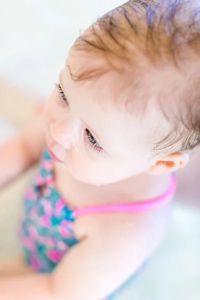 Kapalı Yüzme Havuzu, Bebek kız — Stok fotoğraf