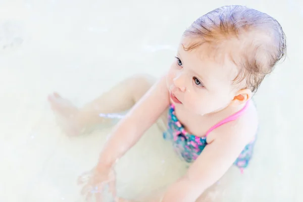 Babymeisje op Zwembad binnen — Stockfoto