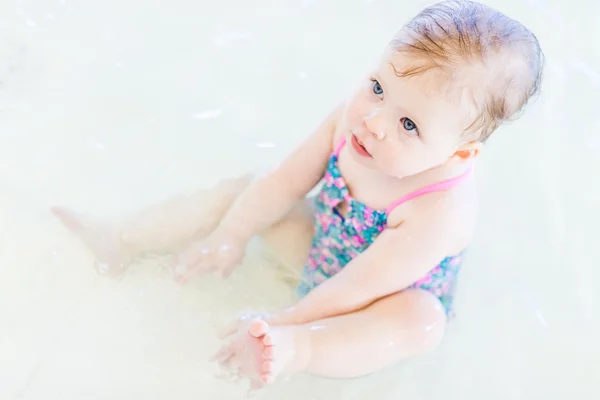 Babymeisje op Zwembad binnen — Stockfoto