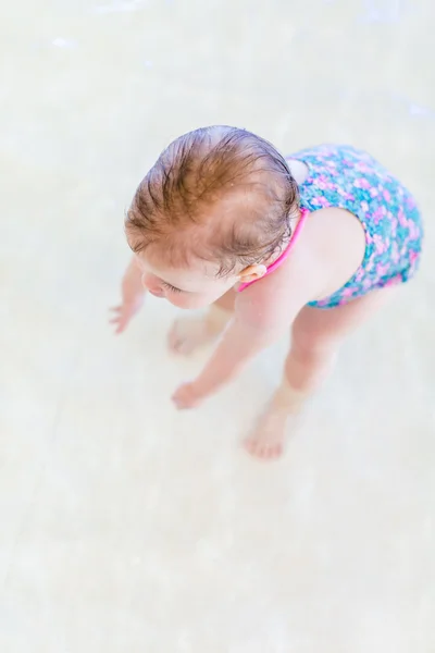 Baby flicka på inomhuspool — Stockfoto