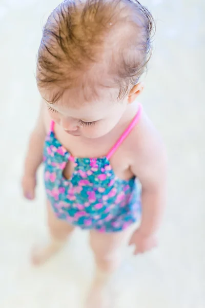 Babymeisje op Zwembad binnen — Stockfoto