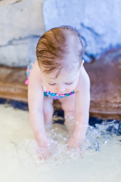 Baby flicka på inomhuspool — Stockfoto