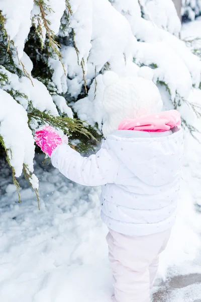 Dziewczynka i śnieg świeży — Zdjęcie stockowe