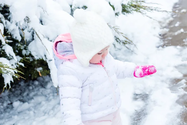 Baby girl and fresh snow — Stock Photo, Image