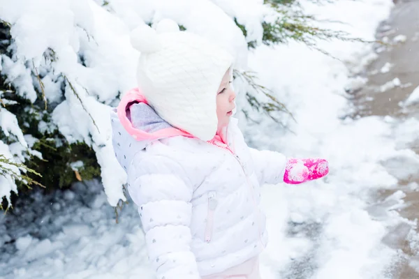 Menina bebê e neve fresca — Fotografia de Stock