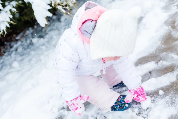 Menina bebê e neve fresca — Fotografia de Stock