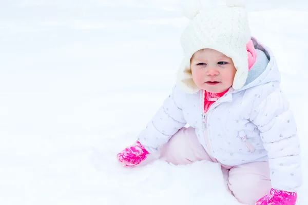 女の赤ちゃんと新雪 — ストック写真