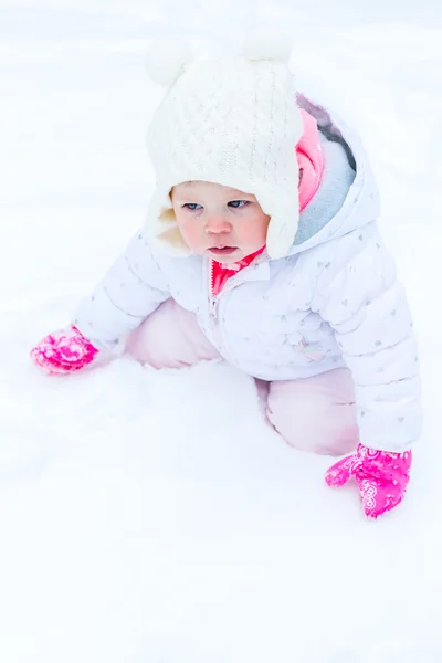 Bébé fille et neige fraîche — Photo