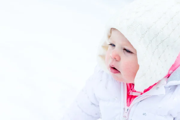 女の赤ちゃんと新雪 — ストック写真