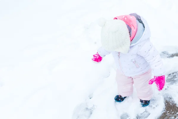 Meisje van de baby en verse sneeuw — Stockfoto