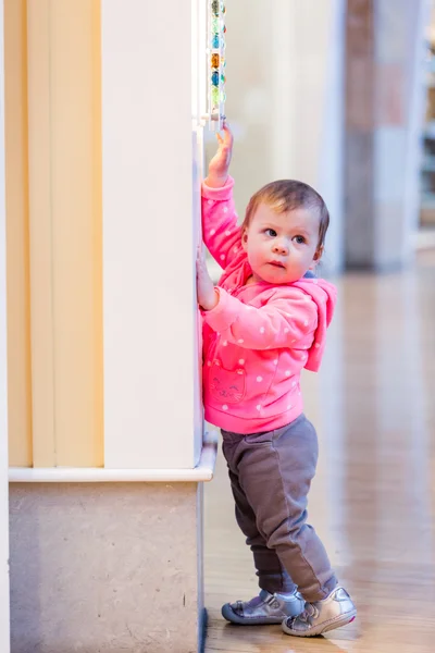 Toddler girl playing with marbles — Stock Photo, Image