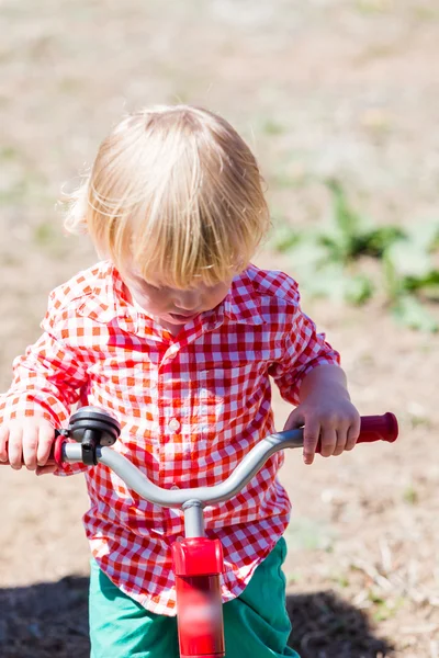 Kid on bike at birthday party — Stock Photo, Image