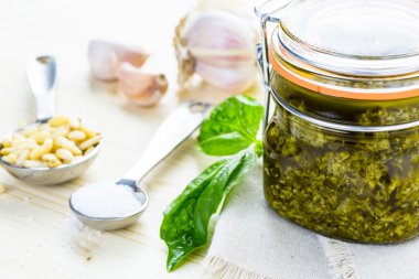 Ev yapımı fesleğen pesto sos
