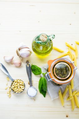 Ev yapımı fesleğen pesto sos