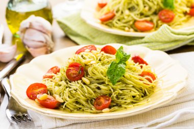 Ev yapımı angel saç Makarna pesto sos ile