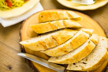 Sarımsaklı ekmek yemek için.