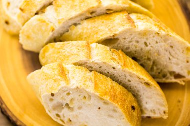 Sarımsaklı ekmek yemek için.