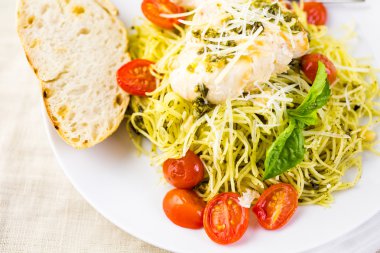 Ev yapımı angel saç Makarna pesto sos ile