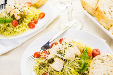 Ev yapımı angel saç Makarna pesto sos ile