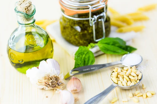 Domácí bazalkové pesto omáčka — Stock fotografie