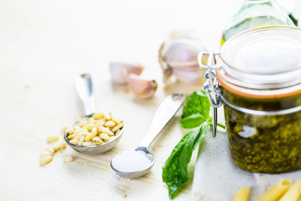 Molho de pesto de manjericão caseiro — Fotografia de Stock