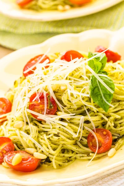 Hjemmelaget englehår pasta med pesto-saus – stockfoto
