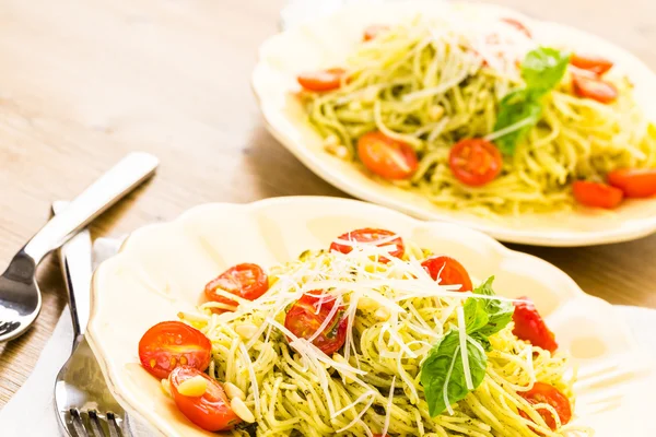 Hemgjord ängel hår pasta med pesto — Stockfoto