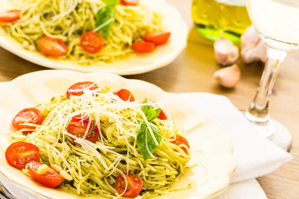 Pâtes maison aux cheveux d'ange avec sauce pesto — Photo