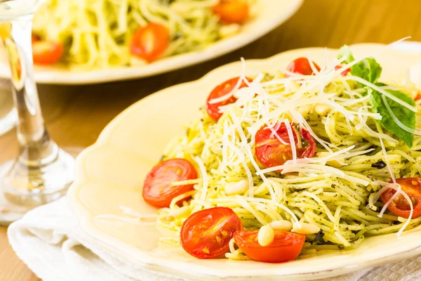 Massa de cabelo de anjo caseiro com molho de pesto — Fotografia de Stock