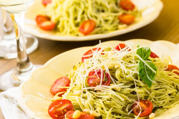 Hjemmelaget englehår pasta med pesto-saus – stockfoto