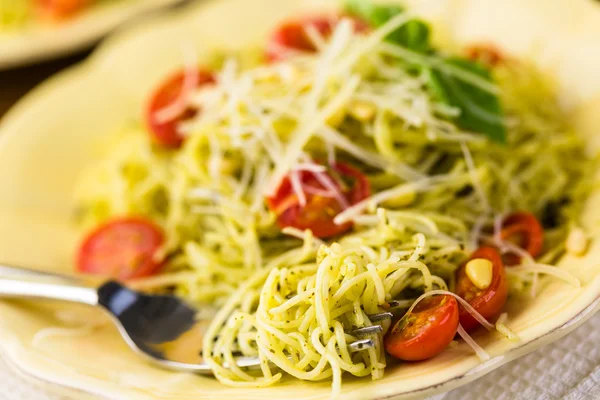 Zelfgemaakte engel haar pasta met pestosaus — Stockfoto