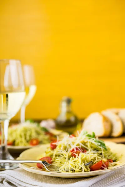 Angelo fatto in casa pasta per capelli con salsa di pesto — Foto Stock