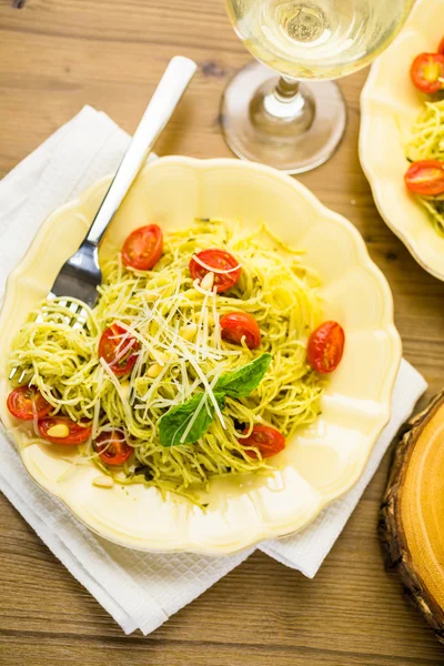 Zelfgemaakte engel haar pasta met pestosaus — Stockfoto