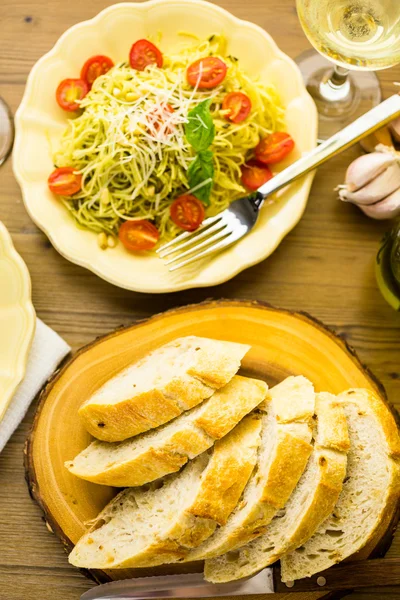 Homemade angel hair pasta with pesto sauce — Stock Photo, Image