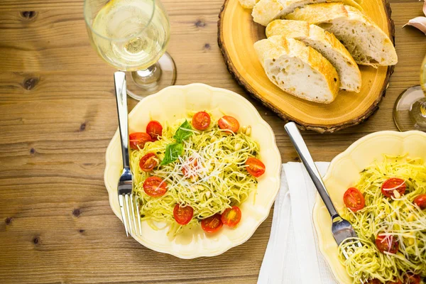 Homemade angel hair pasta with pesto sauce — Stock Photo, Image