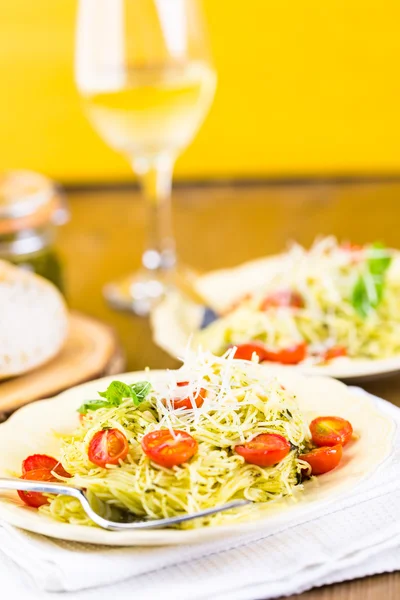 Massa de cabelo de anjo caseiro com pesto — Fotografia de Stock