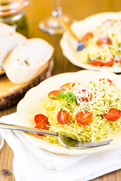 Homemade angel hair pasta with pesto — Stock Photo, Image