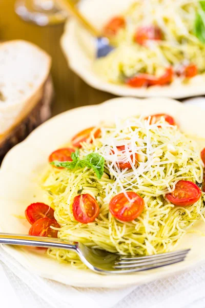 Pastas caseras de cabello de ángel con pesto — Foto de Stock