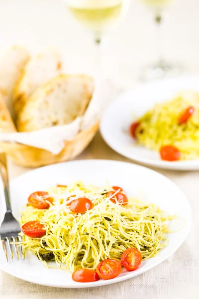 Hjemmelaget englehår pasta med pesto – stockfoto