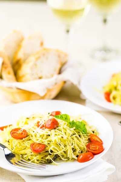 Hjemmelaget englehår pasta med pesto – stockfoto