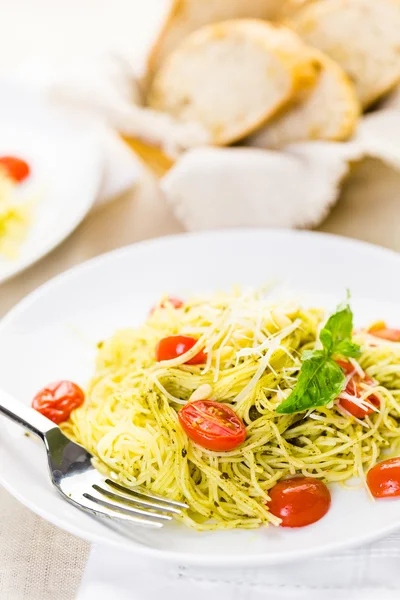 Pastas caseras de cabello de ángel con pesto — Foto de Stock