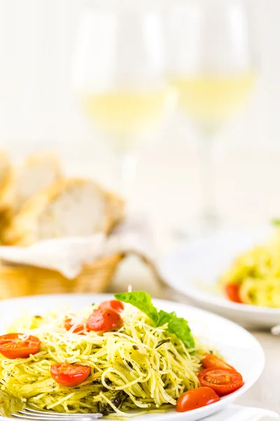 Pâtes maison aux cheveux d'ange au pesto — Photo