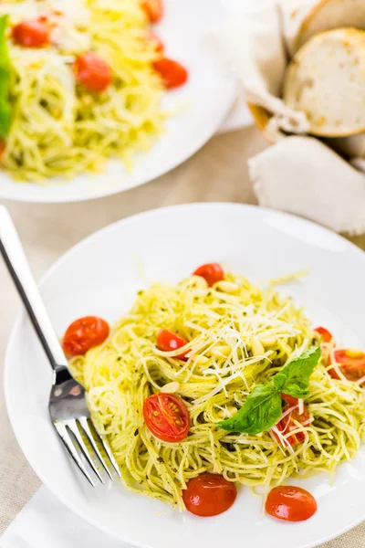 Pastas caseras de cabello de ángel con pesto — Foto de Stock